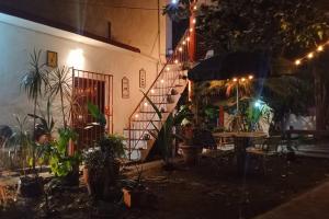 un patio por la noche con una mesa y una sombrilla en Loft-Departamento encantador con estacionamiento, en San Andrés Tuxtla