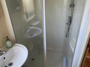 bagno con doccia e lavandino di 2-Bed Lodge in Cockermouth a Cockermouth