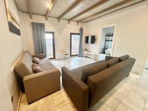 sala de estar con sofá y TV en Apartamentos Realejo Granada Centro 3000, en Granada