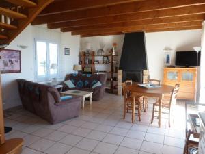 una sala de estar con un sofá y una mesa en 303 La Villa Courlis Les pieds dans l eau, en Plouhinec