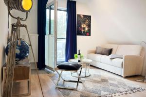 een woonkamer met een bank en een tafel bij Düne 7 Apartment 7A 05 in Zingst