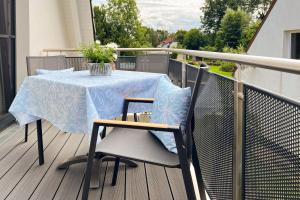 een tafel en stoelen op een balkon met een tafel en een tafel bij Düne 7 Apartment 7A 05 in Zingst