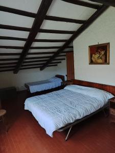 um quarto com duas camas num quarto em Casale Bambù - Hidden Countryhouse em Rocca Massima