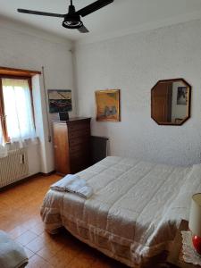 um quarto com uma cama grande e uma cómoda em Casale Bambù - Hidden Countryhouse em Rocca Massima