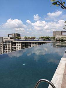 ein Pool auf dem Dach eines Gebäudes in der Unterkunft D-09-25 - 2 Room - Youth City - Nilai - Infinity pool in Nilai