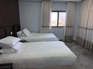 Rúm í herbergi á Mount of Olives Hotel