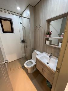 ein Bad mit einem WC, einem Waschbecken und einer Dusche in der Unterkunft D-09-25 - 2 Room - Youth City - Nilai - Infinity pool in Nilai