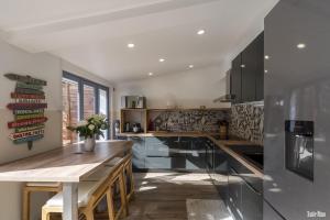 a kitchen with a table and a counter top at Résidence CasaBianca Porticcio - Nino in Grosseto-Prugna