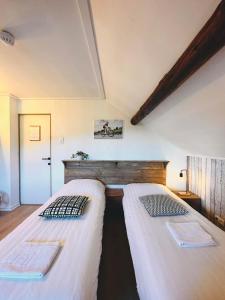 1 dormitorio con 2 camas en un ático en Le Coffee Ride Cycling Cafe, en Stavelot