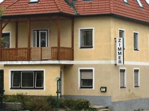 dom z napisem na boku w obiekcie Sommerfrische Waldviertel w mieście Kirchberg am Walde