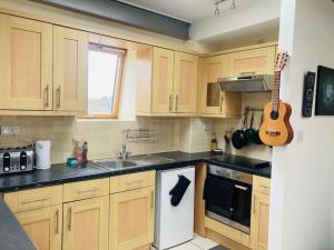 A cozinha ou kitchenette de Chic and trendy loft apartment
