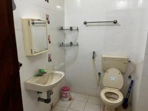 y baño con aseo y lavamanos. en Joppa House en Kanyakumari