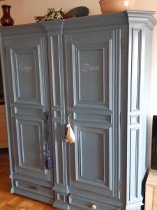 un armario gris con dos puertas en una habitación en Ferienwohnung Salzburgblick, en Bad Reichenhall