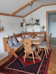 ein Esszimmer mit einem Tisch und Stühlen in der Unterkunft Ferienwohnung Salzburgblick in Bad Reichenhall