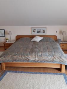 1 dormitorio con 1 cama grande con marco de madera en Ferienwohnung Salzburgblick, en Bad Reichenhall