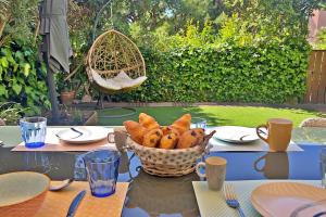 un panier de pain assis au-dessus d'une table dans l'établissement The Flower Garden, à Nice