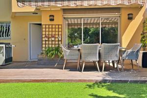 un groupe de chaises et une table sur une terrasse dans l'établissement The Flower Garden, à Nice
