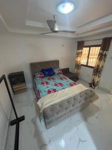 Säng eller sängar i ett rum på 1 BEDROOM APARTMENT IN BIJILO GAMBIA, Discount rates