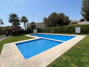 - une petite piscine dans une cour avec une haie dans l'établissement Luxury corner villa 3BR COSTA BLANCA, à Orihuela Costa