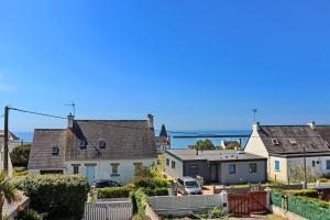 a group of houses with the ocean in the background at 534-Villa de la plage-Plage a 100m in Audierne