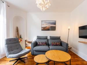 un salon avec un canapé et une table dans l'établissement Le Coquet de Pasteur - À 5 minutes à pied de Nancy Thermal, à 10 min du campus ARTEM, à Nancy