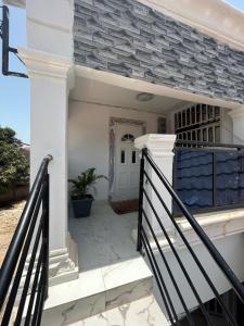 Uma varanda ou terraço em 1 BEDROOM APARTMENT IN BIJILO GAMBIA, Discount rates