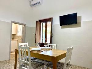 - une salle à manger avec une table et des chaises en bois dans l'établissement La casa di Nina, à Surano