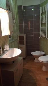 a bathroom with two sinks and a toilet and a mirror at B&B Serena in Casapulla