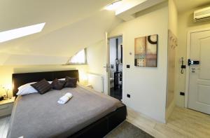 ein Schlafzimmer mit einem großen Bett in einem Zimmer in der Unterkunft Villa Zrina in Zagreb