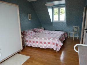 a small bedroom with a bed and a window at 622-Ker An Enez la plage au bout du jardin in Esquibien