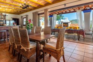 eine Küche und ein Esszimmer mit einem Tisch und Stühlen in der Unterkunft Villa Andreuet in Sant Carles de Peralta