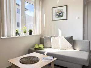 una sala de estar con un sofá y una mesa en Frau Zander, en Zingst