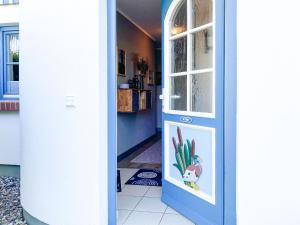 Una puerta azul con una pegatina de gato. en Im Schilf, en Wieck