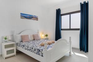 Cama blanca en habitación blanca con ventana en Cozy Paradise Apartment, en Soo