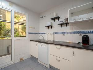 a white kitchen with a sink and a window at ESPECTACULAR PISO EN EL CORAZON DE MARBELLA in Marbella