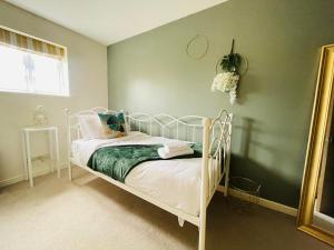 Postel nebo postele na pokoji v ubytování Cambridge 4 Bedroom Sleeps 9 Wi-Fi Garden, LONG STAYS ACCEPTED- Orchid House