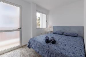 - une chambre dotée d'un lit avec une paire de chaussures dans l'établissement Casa Maravillosa - Seaview, à Los Llanos de Aridane