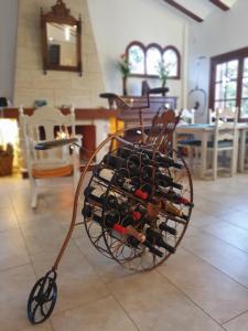 wózek z butelkami wina w pokoju w obiekcie Hostal Mi Campaña w mieście Denia