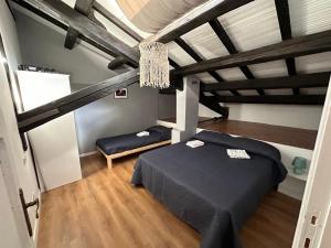 Old Farm في أوستيا أنتيكا: غرفة نوم بسرير ومقعد في غرفة