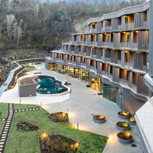 una vista aérea de un complejo con piscina en Minaro Hotel Tokaj MGallery - Adult Only, en Tokaj