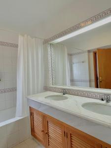baño con 2 lavabos y espejo grande en Quinta do Lago Villa and Golf, en Quinta do Lago
