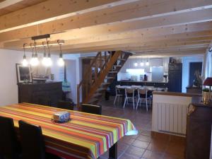 uma sala de jantar e cozinha com uma mesa e uma escada em 375- Villa Ker Goulien a 100m de la plage em Crozon