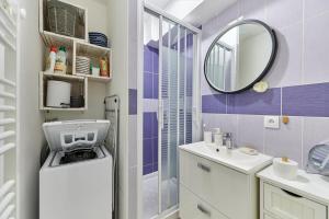 a bathroom with a sink and a mirror at MYA’S Family - Joli appartement 100m de la plage in Villers-sur-Mer
