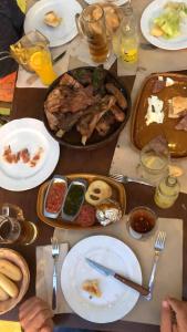 una mesa con platos de comida. en HOTEL EL MOLINO DE PANCORBO, en Pancorbo