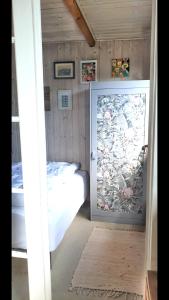 a room with a bedroom with a door with flowers at The Beach House in Haderslev