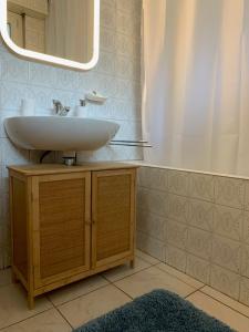 ein Bad mit einem Waschbecken und einem Spiegel in der Unterkunft Le Tortin - studio centré et calme - 2 personnes in Nendaz