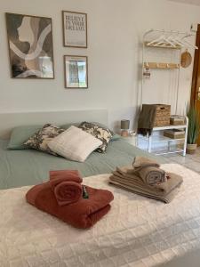 ein Schlafzimmer mit einem Bett mit Handtüchern darauf in der Unterkunft Le Tortin - studio centré et calme - 2 personnes in Nendaz
