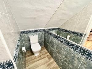 Un pequeño baño con inodoro en una habitación. en Elegance Harmony Haven in Pinar, en  11 fotos más