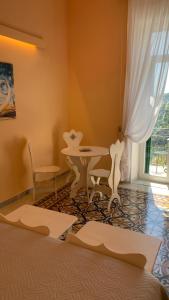 um quarto com uma mesa e cadeiras e uma mesa em villa verde sul mare em Vietri