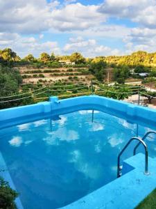 una gran piscina azul con vistas a un campo en 7 bedrooms house with private pool and enclosed garden at Tortosa, en Tortosa
